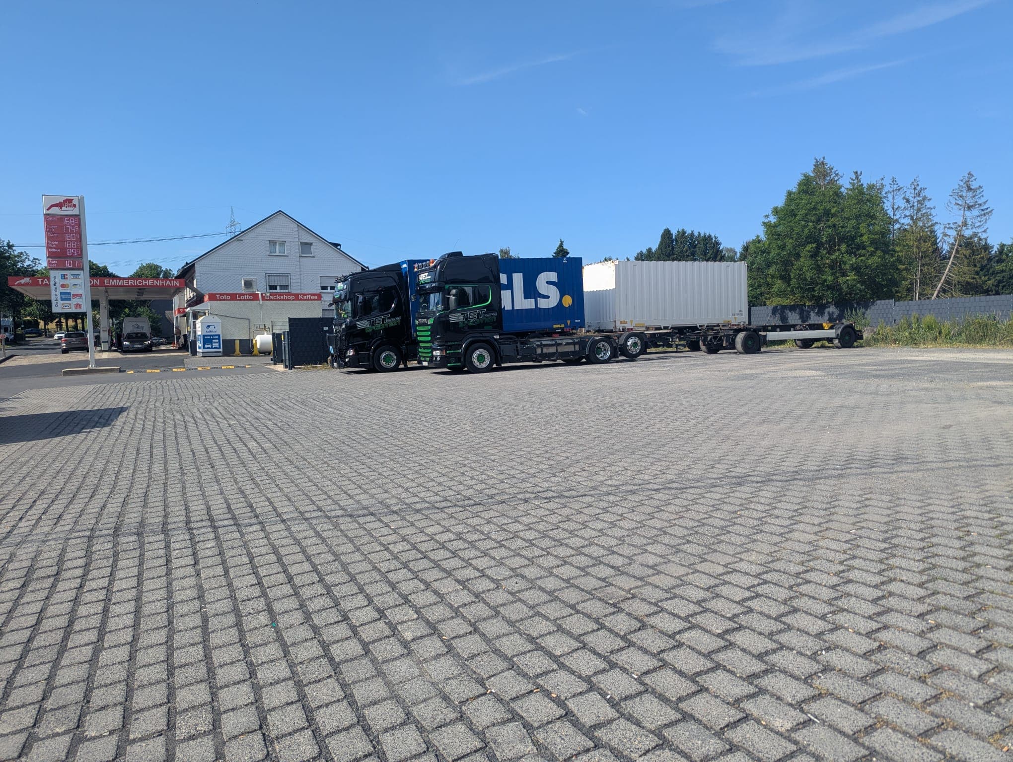 Großer Parkplatz mit Platz für LKW direkt an der B54