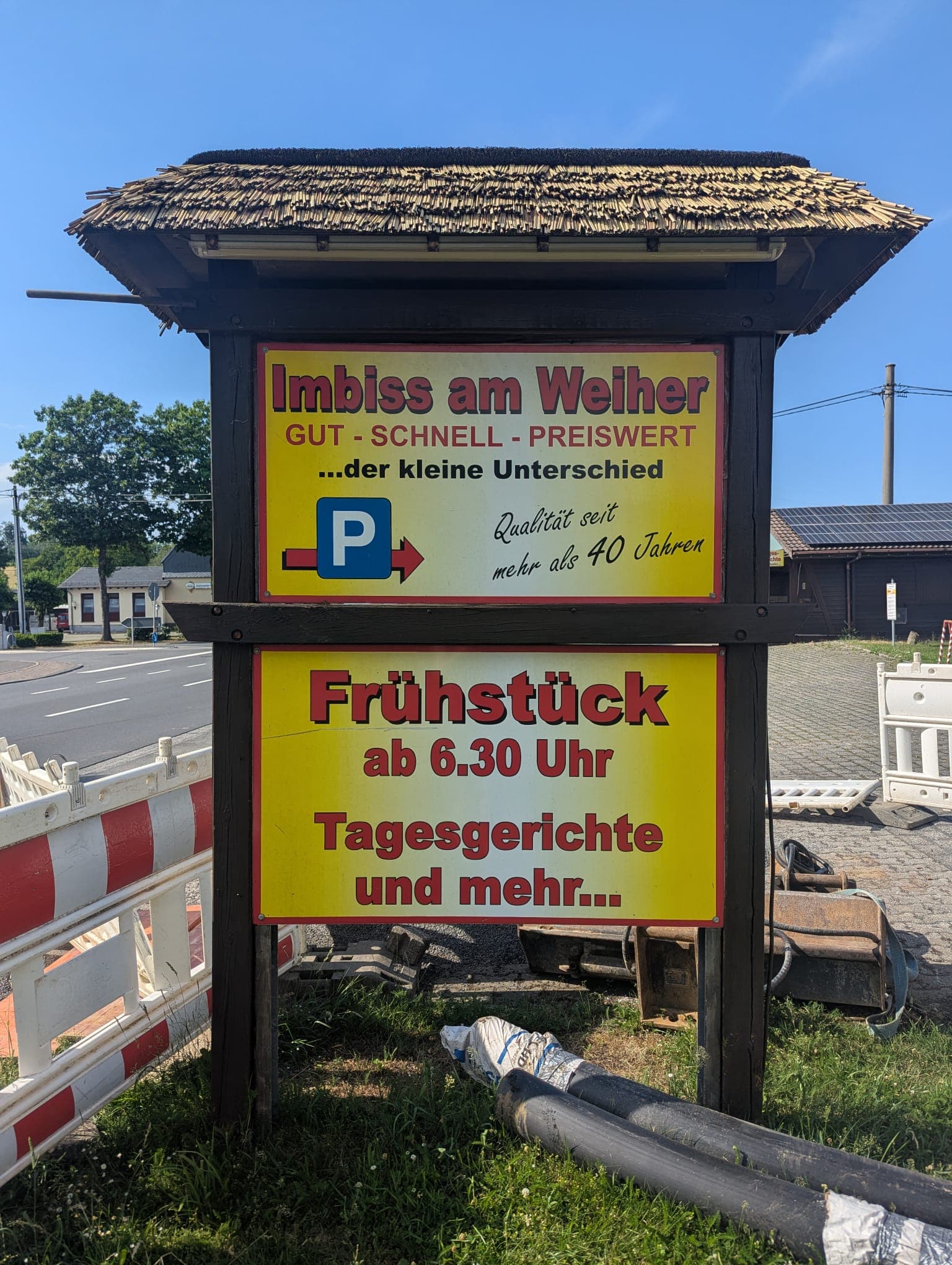 Hinweisschild des Imbiss am Weiher an der Bundesstraße B54