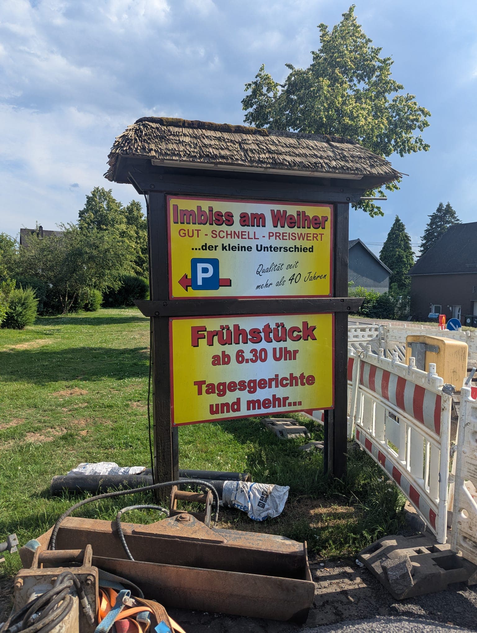 Schild des Imbiss am Weiher: Gut, schnell, preiswert – der kleine Unterschied