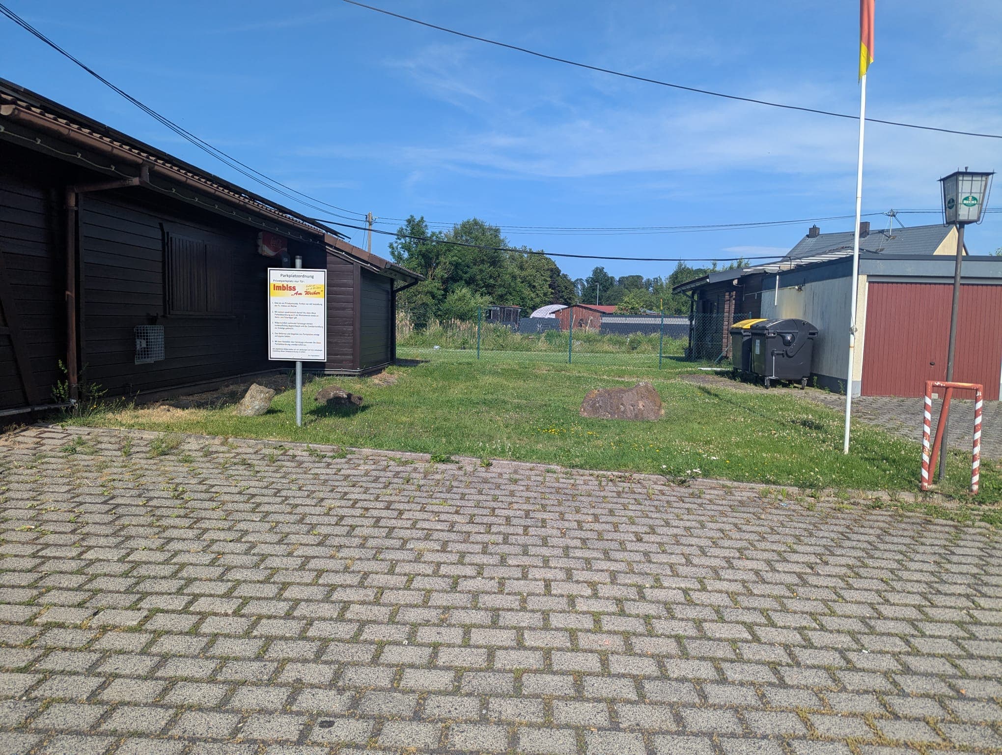 Grüne Umgebung rund um den Imbiss am Weiher in Emmerichenhain